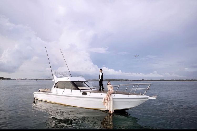 Bali Yachts - Memorable Bali Journey - Yacht and Couple1 in Bali