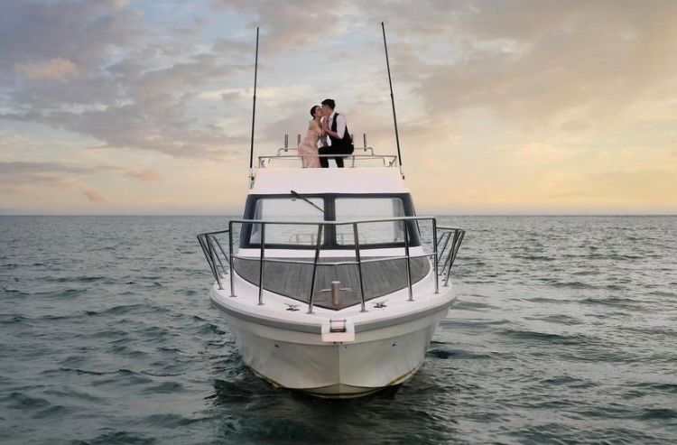 Bali Yachts - Extraordinary Bali Experience - Yacht and Couple2 in Bali